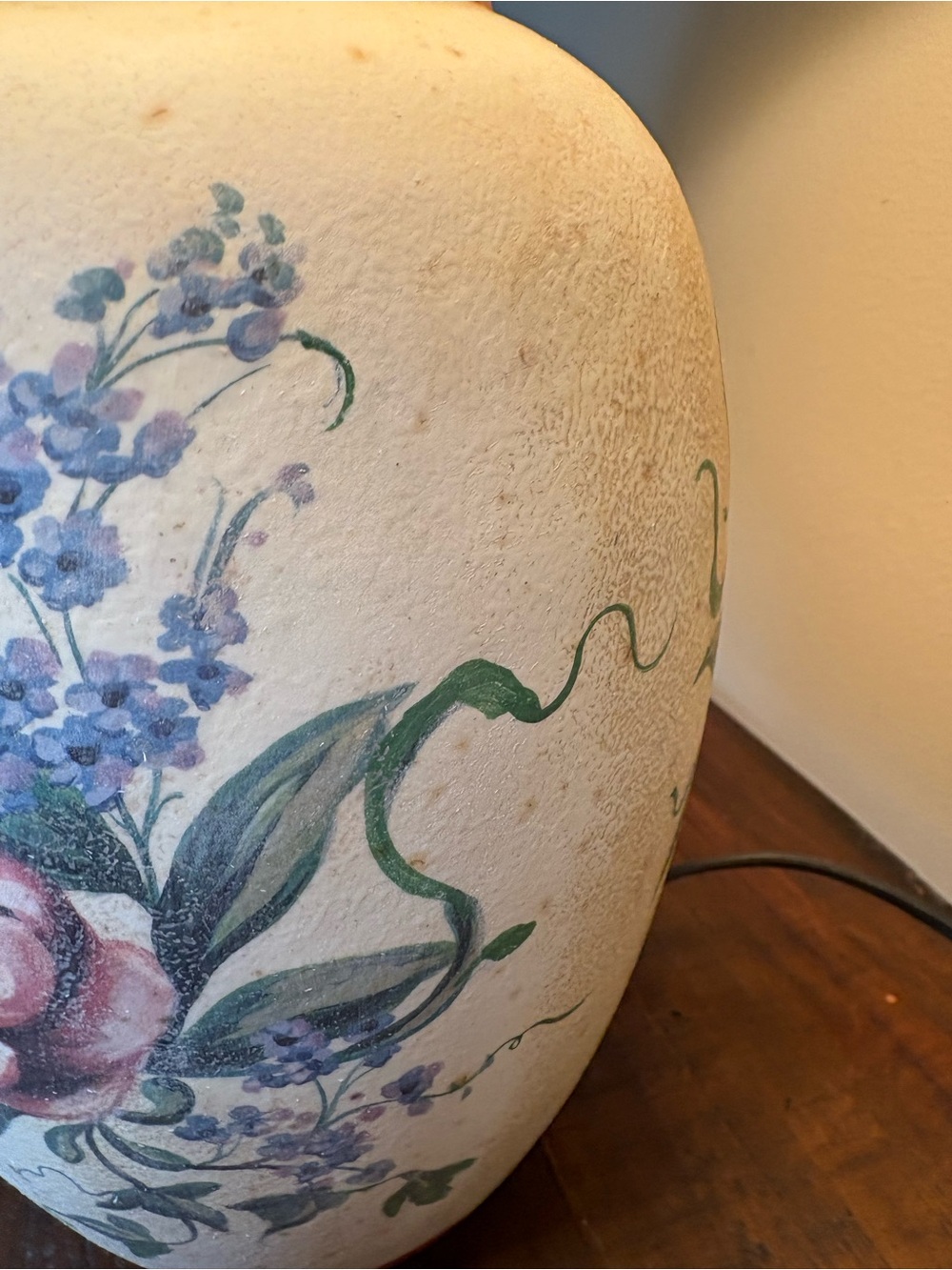 Vintage Cottagecore Ceramic Table Lamp - Picture 8 of 15